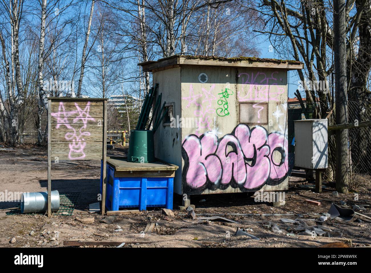 Verlassene Hütte in der ehemaligen Winterlagerstätte für Boote im Bezirk Hietaniemi in Helsinki, Finnland Stockfoto