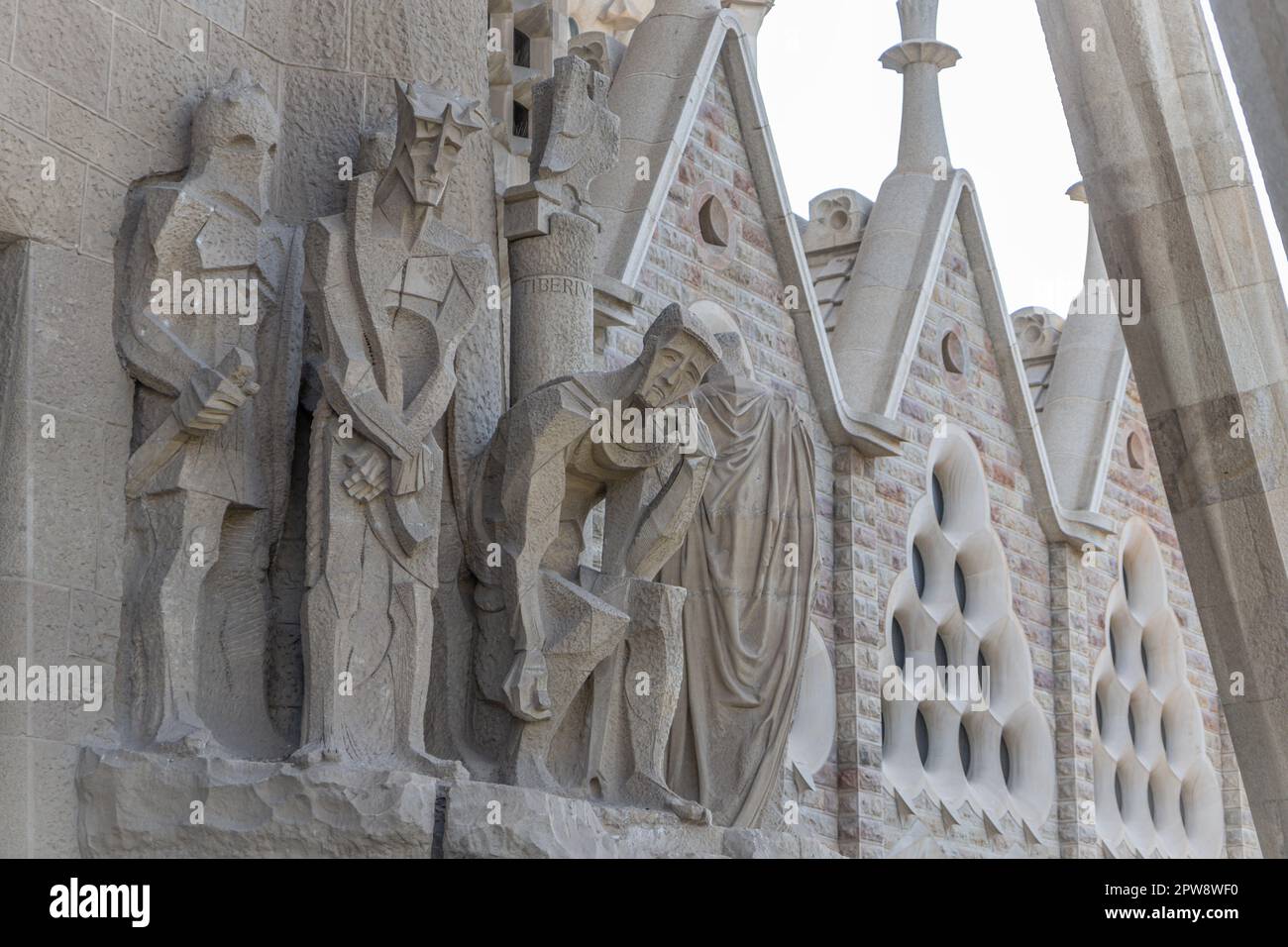 BARCELONA, SPANIEN - 22. AUGUST 2022: Skulptur „Passion of Jesus“ auf der Passionsfassade der Sagrada Familia Stockfoto