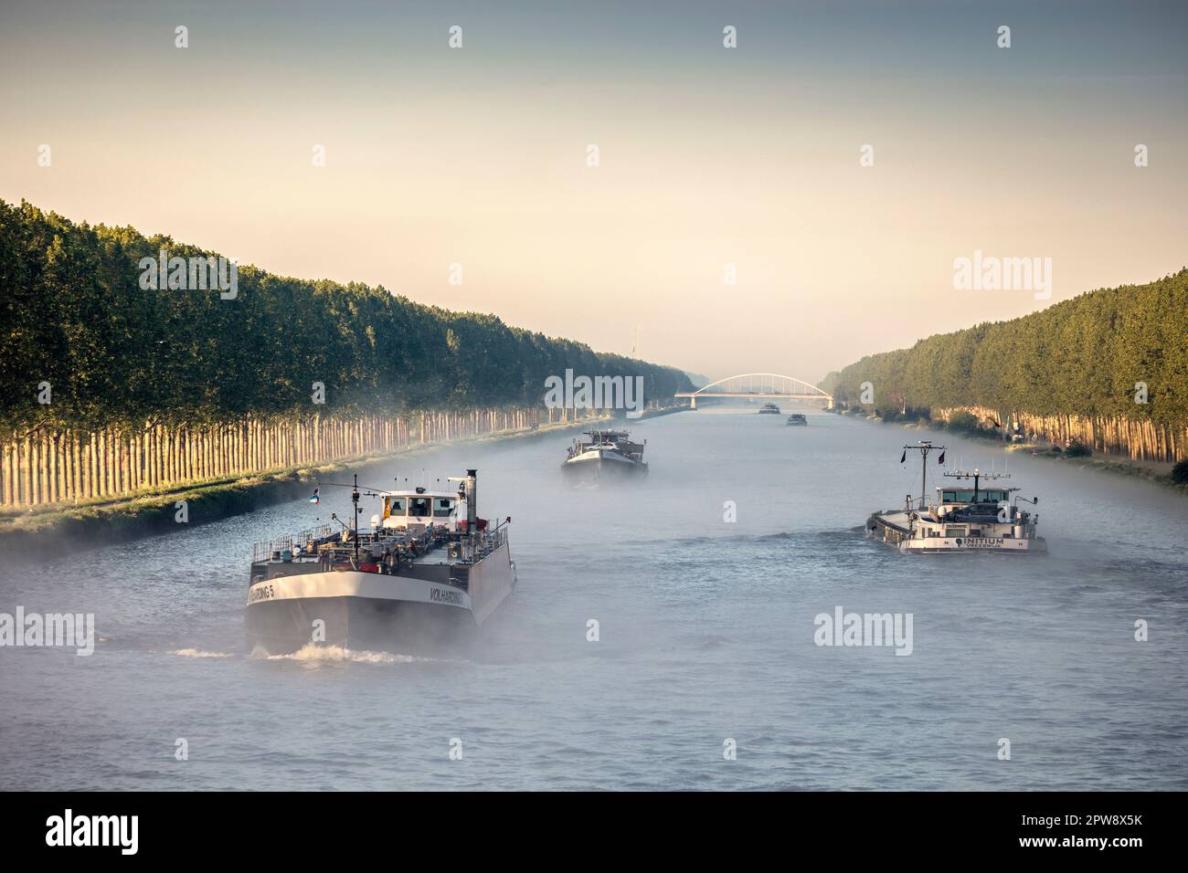 Niederlande, Nigtevecht, Amsterdam-Rhein-Kanal. Binnenschiffe, Frachtschiffe. Stockfoto