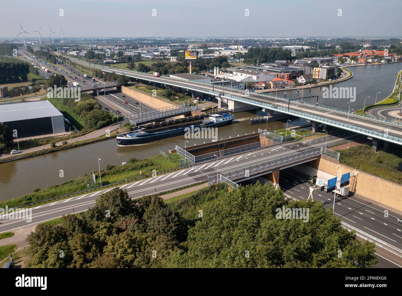 Niederlande, Gouda, Aquadukt, über die Autobahn A12. Luftaufnahme. Stockfoto