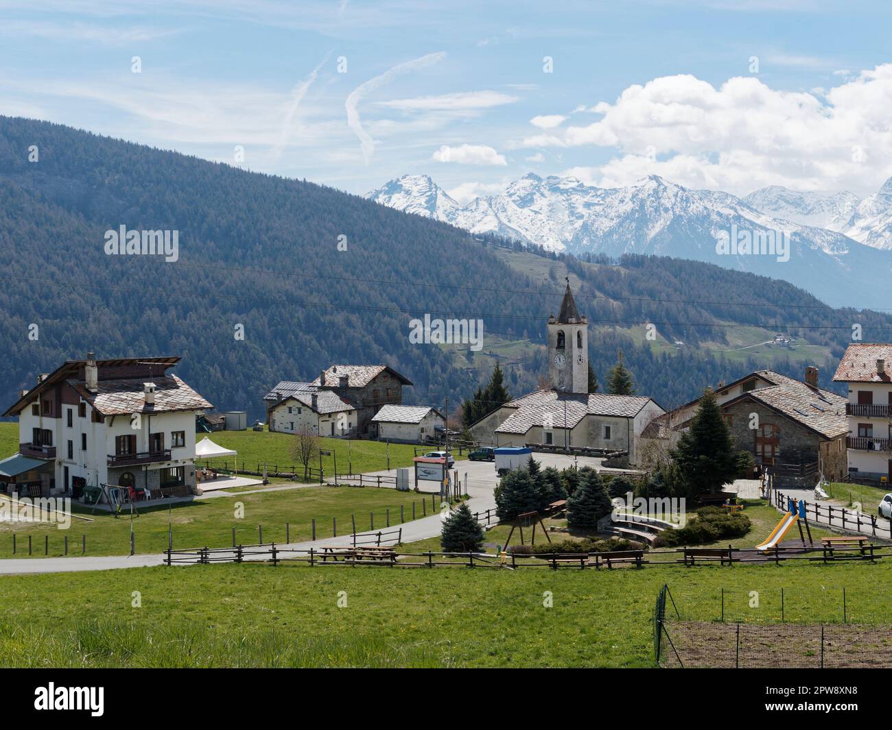 Die alpine Bergstadt Lignan im Frühjahr, Aosta Vally, NW Italien Stockfoto