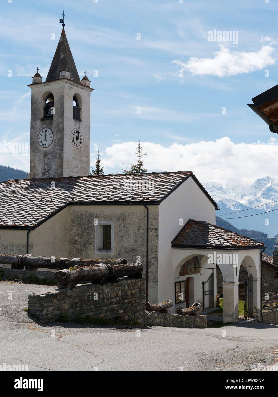 Kirche in der Alpenstadt Lignan im Frühjahr, Aosta Vally, NW Italien Stockfoto