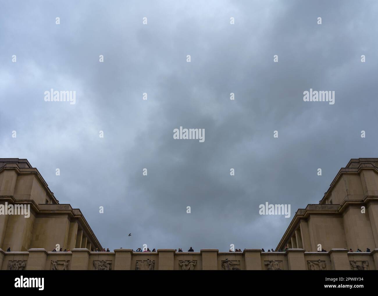 Touristen auf dem Trocadero-Platz und Aussichtsplattform, wolkiger Hintergrund. Paris, Frankreich. 25. März 2023. Stockfoto