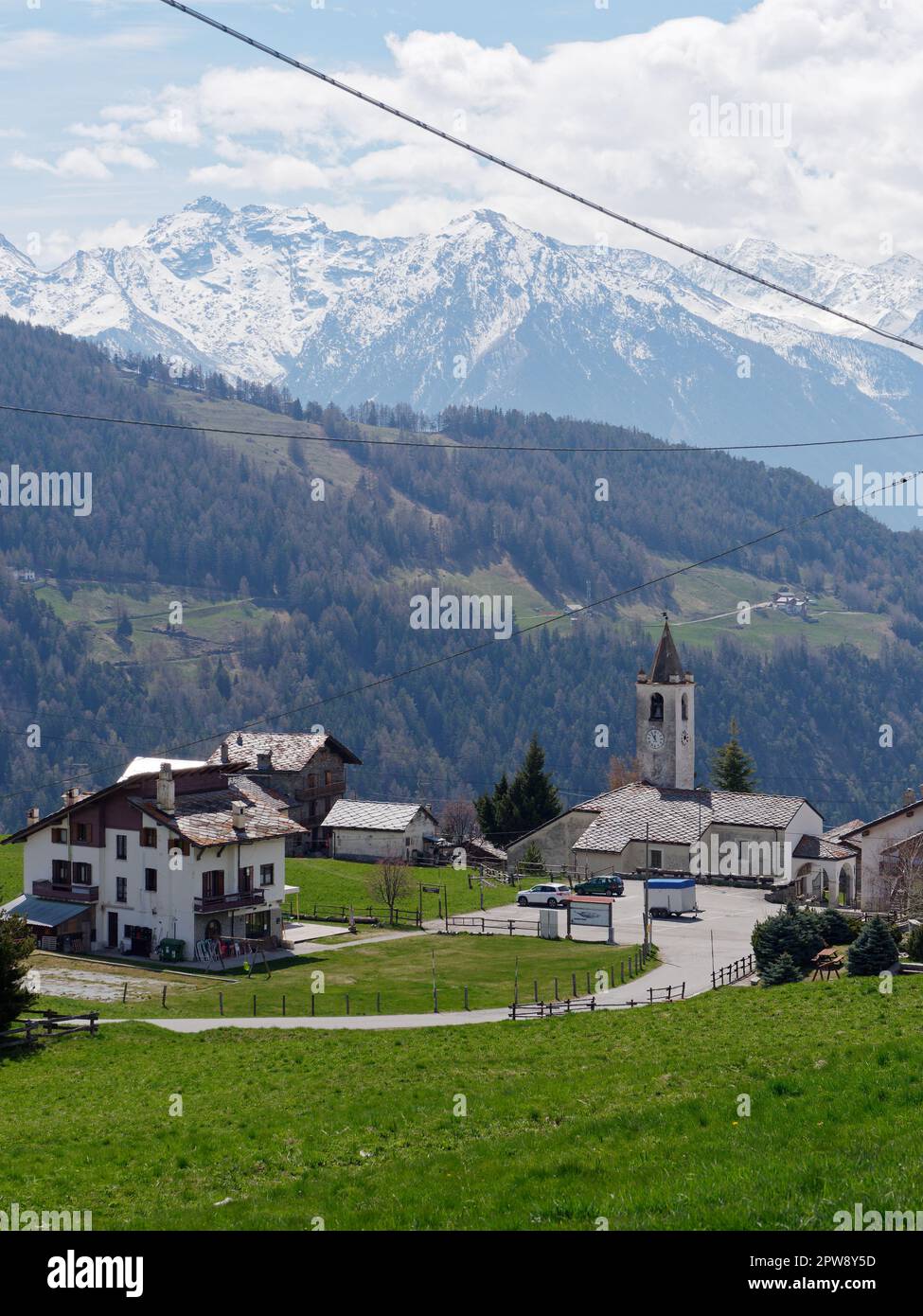 Die alpine Bergstadt Lignan im Frühjahr, Aosta Vally, NW Italien Stockfoto
