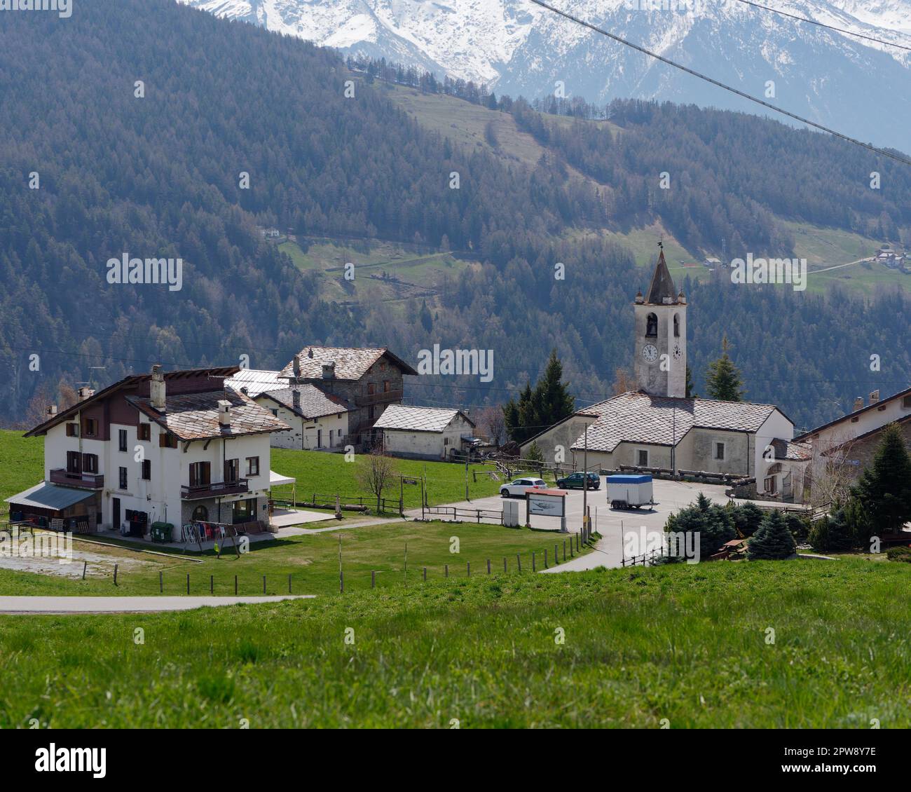Die alpine Bergstadt Lignan im Frühjahr, Aosta Vally, NW Italien Stockfoto