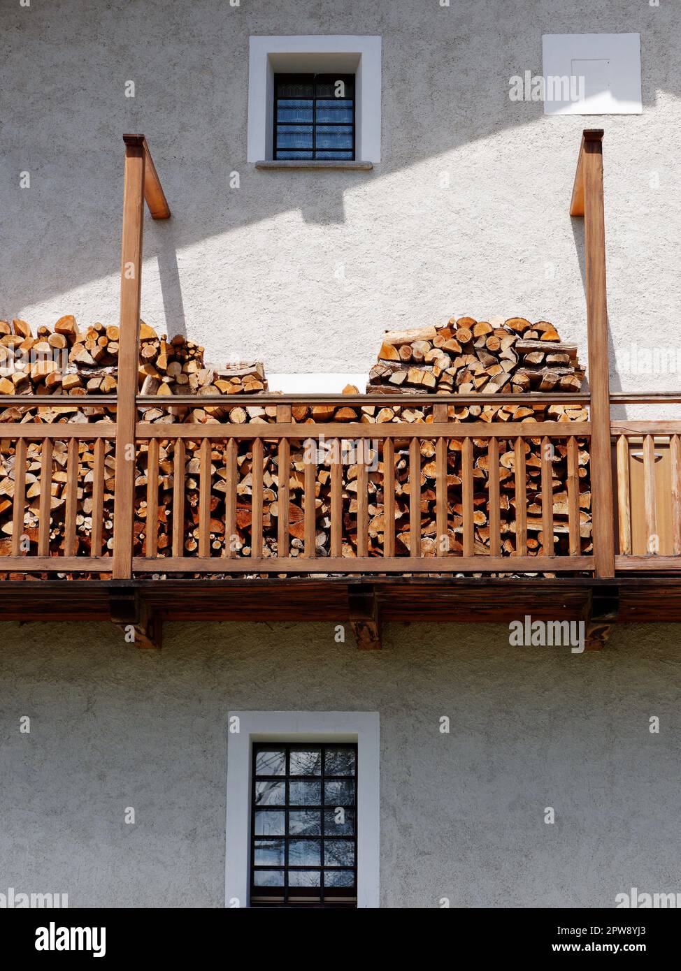 Holz auf einem Holzbalkon in einem Haus in der Stadt Lignan im Aosta Vally, NW Italien Stockfoto