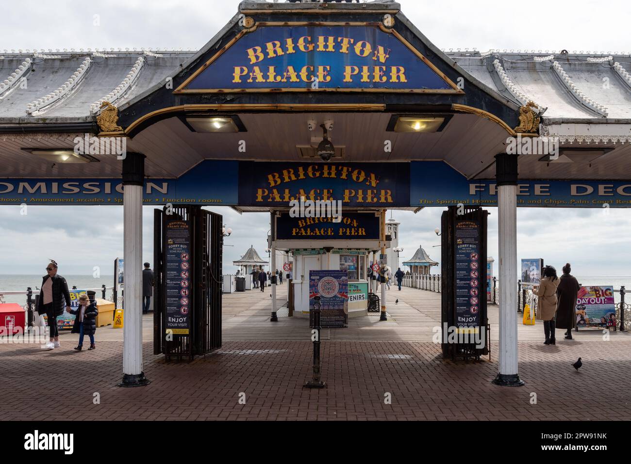 Eintritt zum berühmten Brighton Palace Pier an jedem bedeckten Frühlingstag. April 2023 Stockfoto