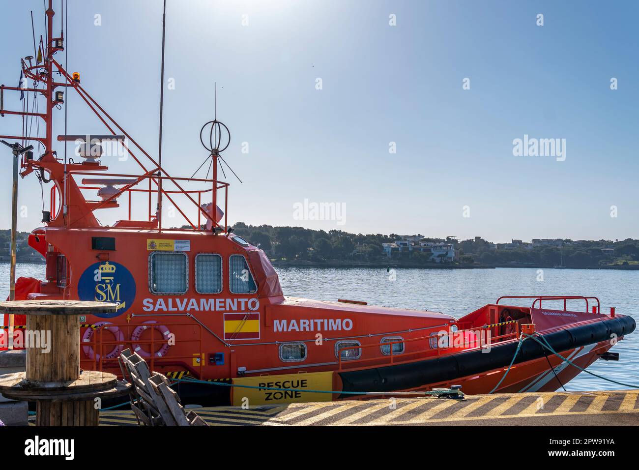 Portocolom, Spanien; april 23 2023: Seereitungsboot im Hafen der mallorquinischen Stadt Portocolom, Insel Mallorca, Spanien Stockfoto
