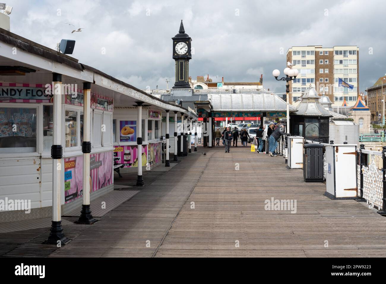 April 28. 2023. Brighton Palace Pier mit Blick auf den Uhrenturm und Eingang oder Ausgang. April 2023 Stockfoto