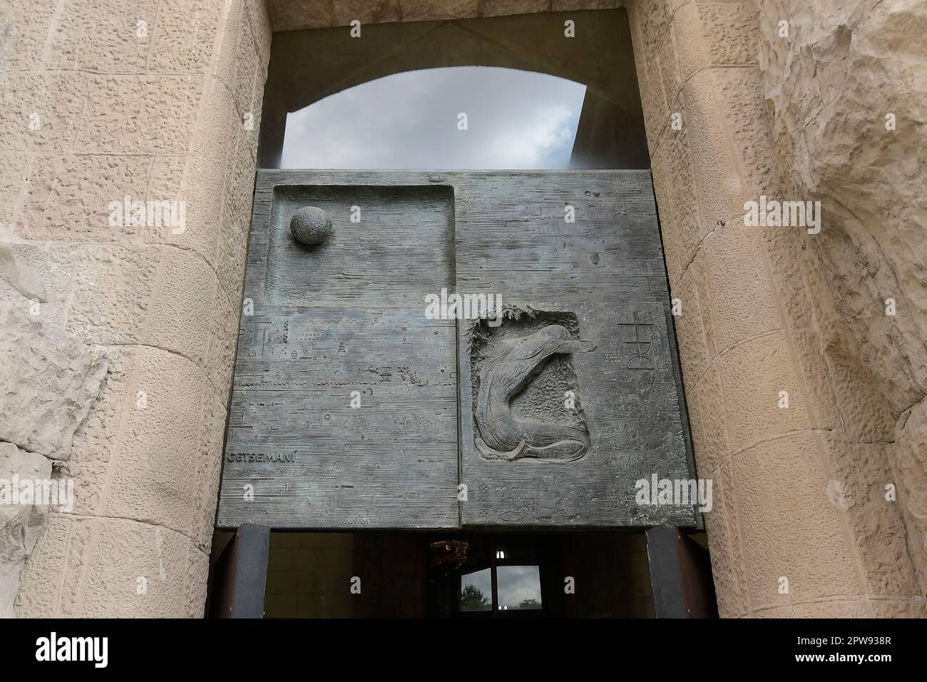Barcelona, Spanien. Bronzene Eingangstür der Sagrada Familia Stockfoto