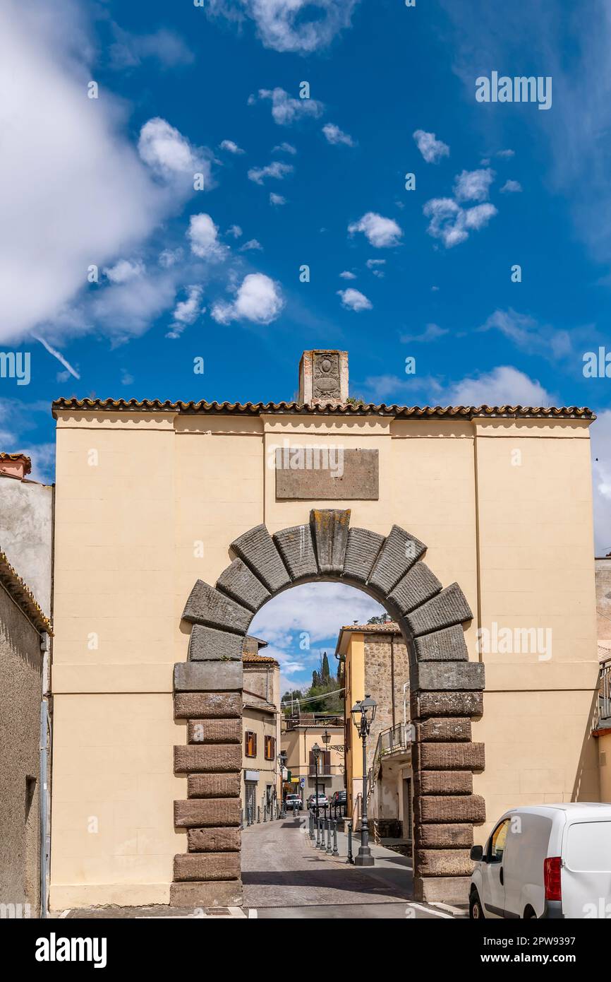 Das Tor zum historischen Zentrum von Bolsena, Italien, in der Porta Romana Straße Stockfoto