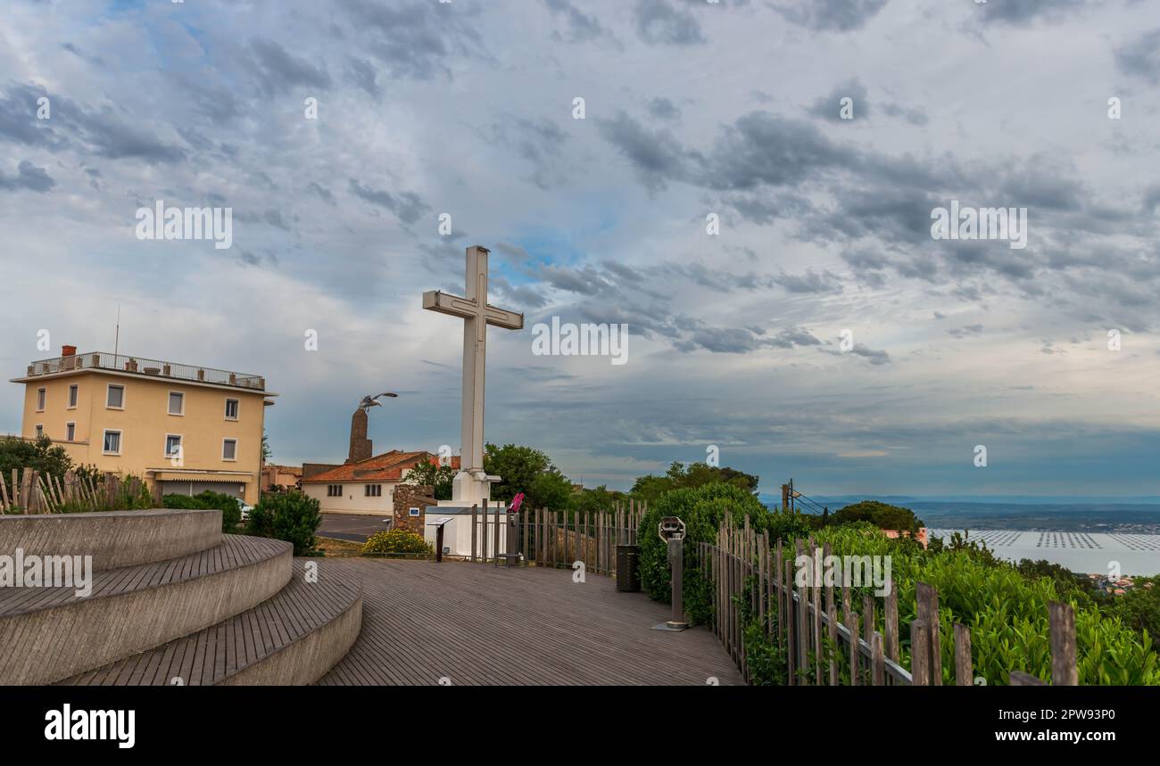 Das riesige weiße Kreuz von Mont Saint Clair, mit Blick auf die Lagune und das Meer und Schutz der Stadt Sète, Occitanie, Frankreich Stockfoto