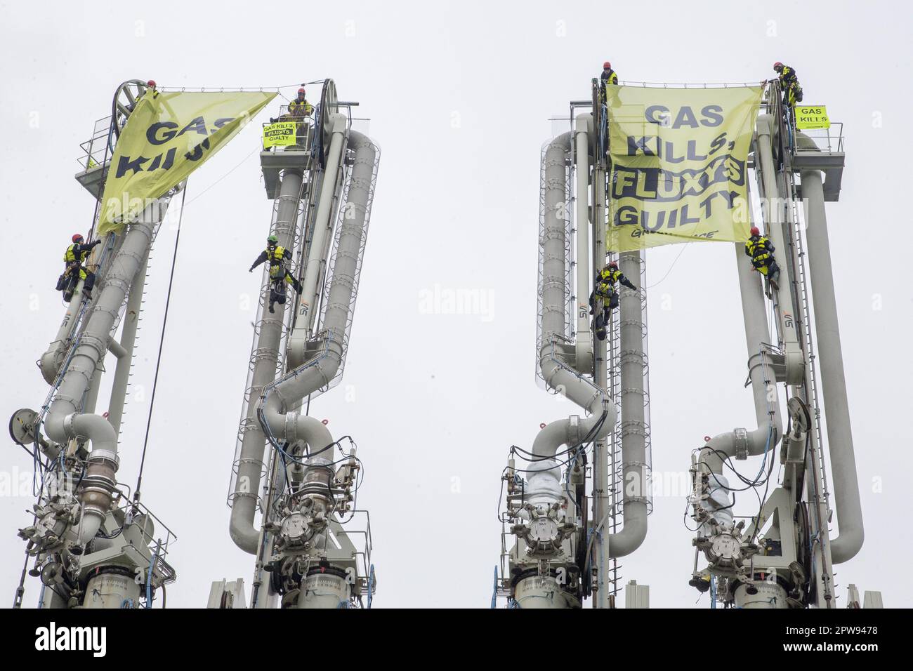 Zeebrugge, Belgien. 29. April 2023. Abbildung zeigt eine Protestaktion von Greenpeace-Umweltaktivisten am Flüssiggas-Terminal von Fluxys im Hafen von Zeebrugge, Samstag, den 29. April 2023. BELGA FOTO NICOLAS MAETERLINCK Kredit: Belga News Agency/Alamy Live News Stockfoto