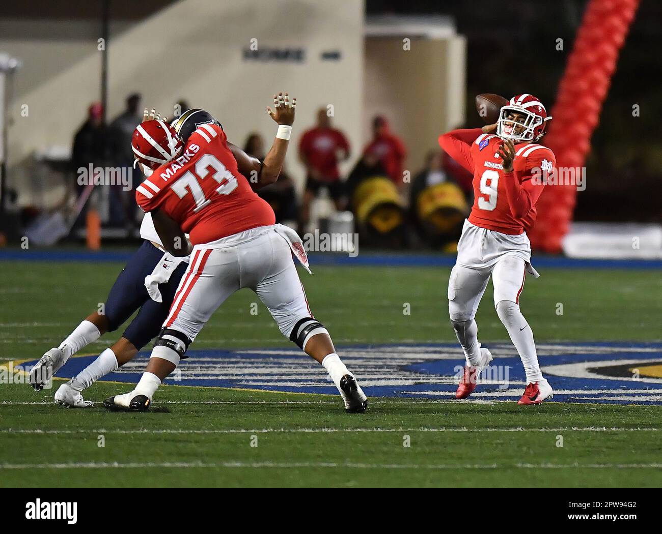 13. Oktober 2018 - Santa Ana, CA. Top Prep Quarterback Prospect Bryce Young #9 von Hook Dei in Aktion vs. St. John Bosco.Prep Fußballspiel St. John Bosco vs. Mater Dei High School, in Santa Ana, Kalifornien.Foto © Louis Lopez /Modern Exposure/Cal Sport Media(Kreditbild: © Louis Lopez/Cal Sport Media) Stockfoto