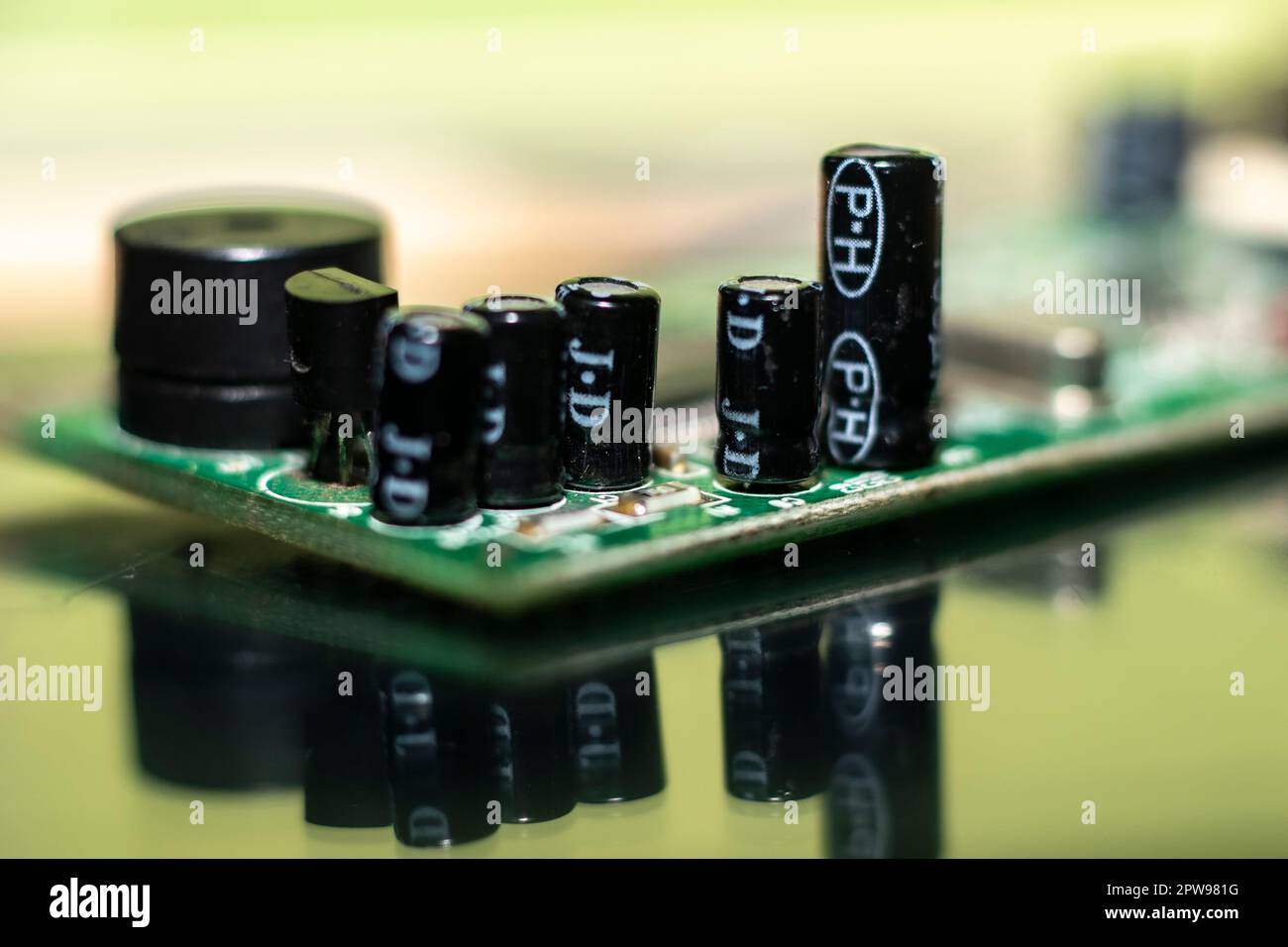 Eine Makroaufnahme von Kondensatoren in der Platine Stockfoto
