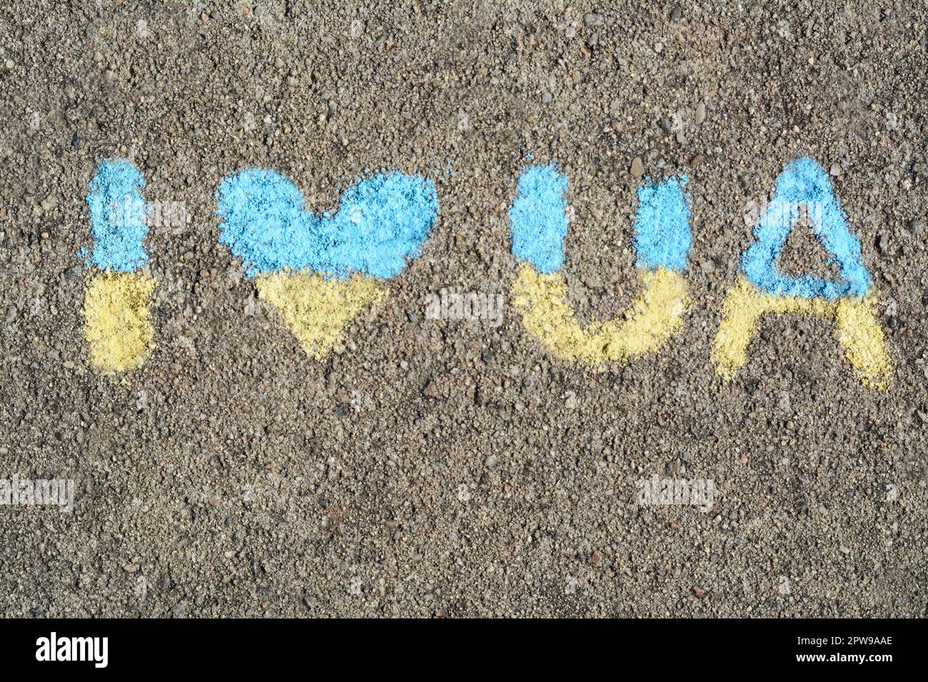 Inschrift I love Ukraine gezeichnet von blauer und gelber Kreide auf Asphalt, Draufsicht Stockfoto