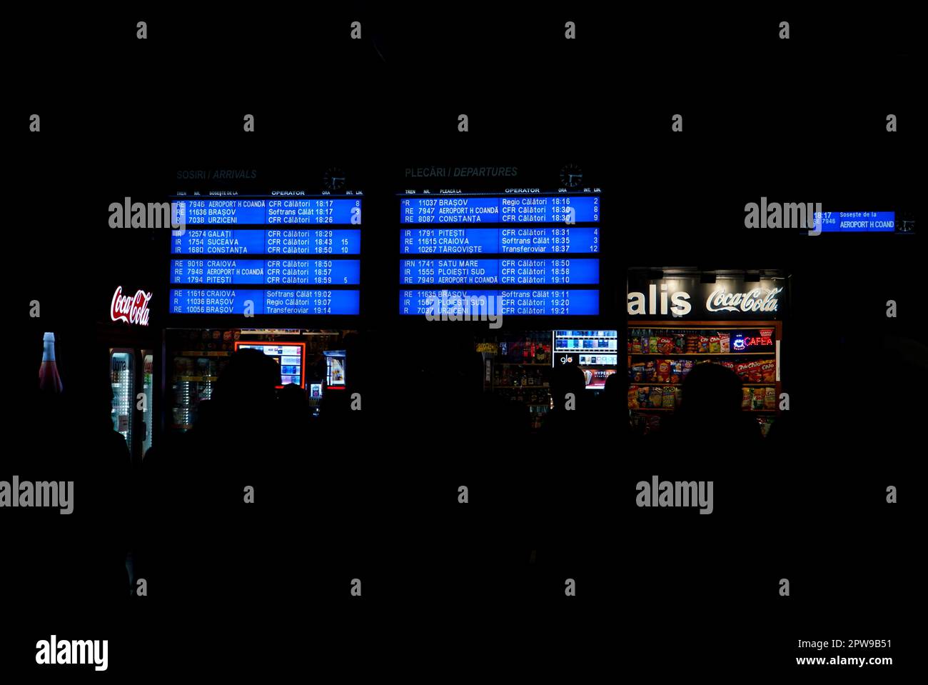 Fahrplan elektronische Tafel, Imbisskiosk und Personen-Silhouetten im nördlichen Bahnhof in Bukarest, Rumänien am 2022. November Stockfoto