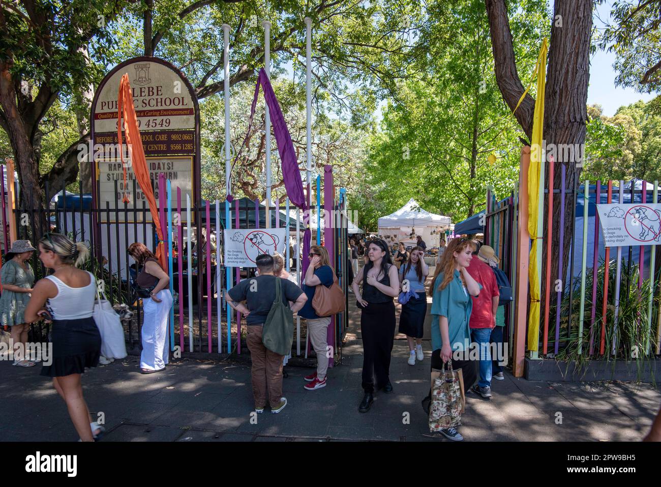 Leute am Eingang zur Glebe Public School und den langjährigen Glebe Markets am Wochenende in Glebe in Sydney, Australien. Stockfoto