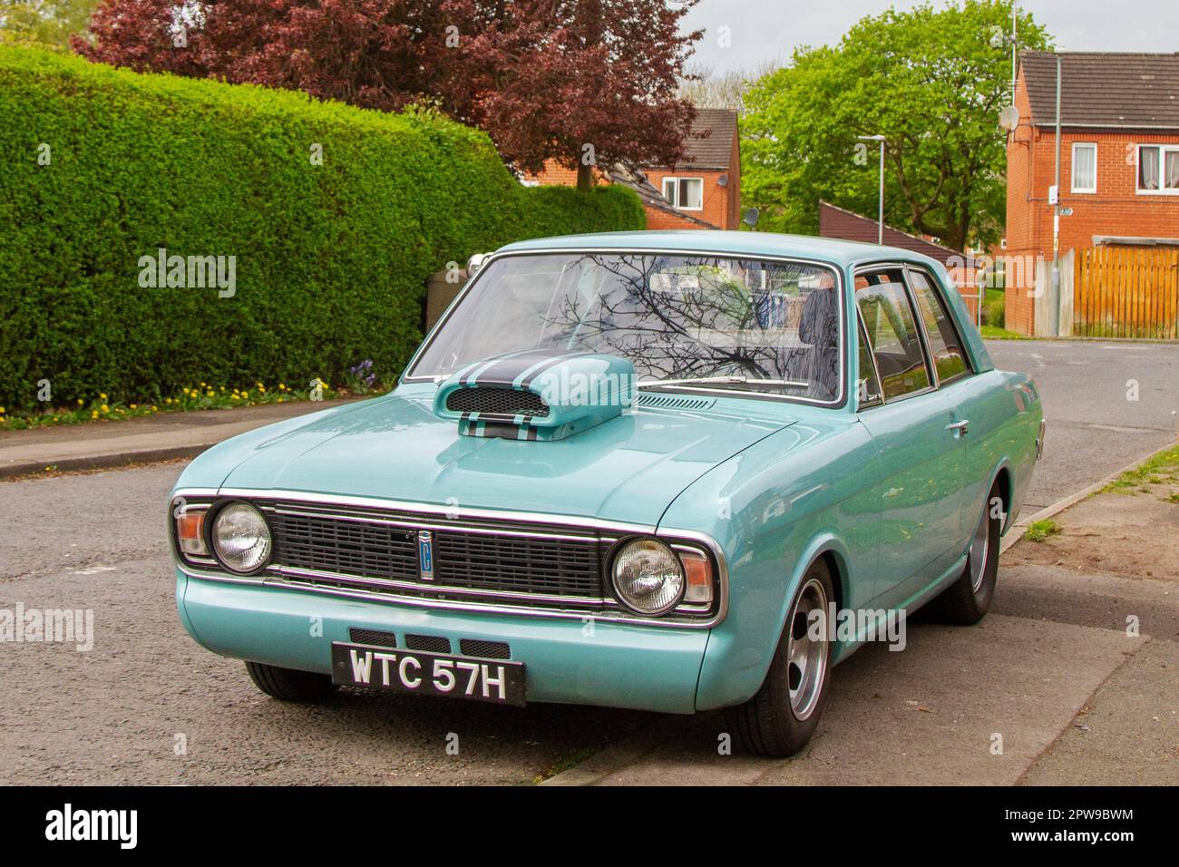 1970 70s maßgeschneiderte zweitürige Ford Cortina Blue 3500 cc V8 Turbo, Ford Cortina Super Mark II, geparkt in Leyland, Großbritannien Stockfoto
