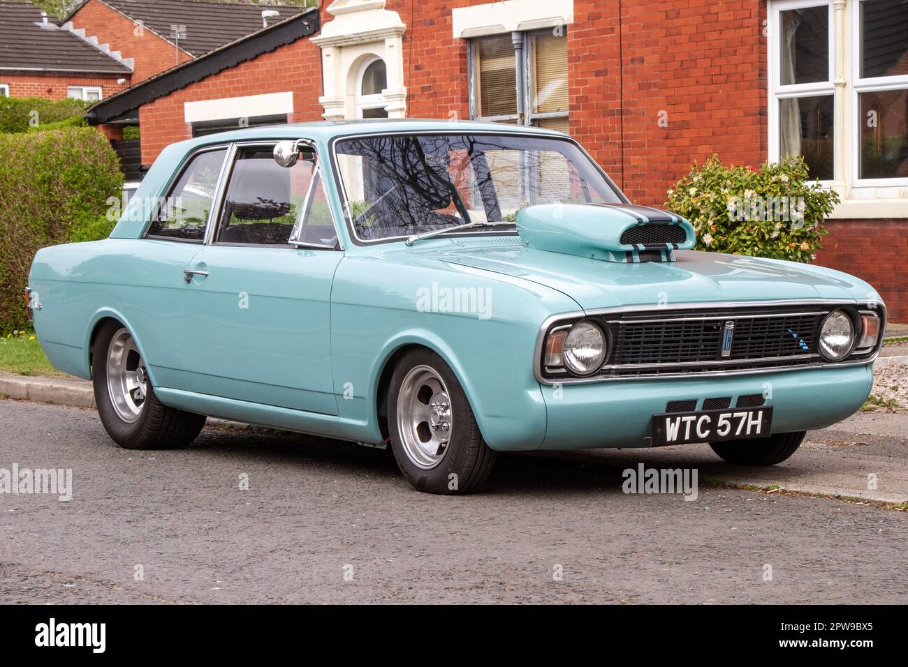 1970 70er-Jahre, 1970er-Jahre, Custom Ford Cortina Blue, 3500 ccm V8 Turbo, Ford Cortina Super Mark II, 2-Türer, 2-Türer, 2-Türer, 2-Türer Limousine, geparkt in Leyland, Großbritannien Stockfoto
