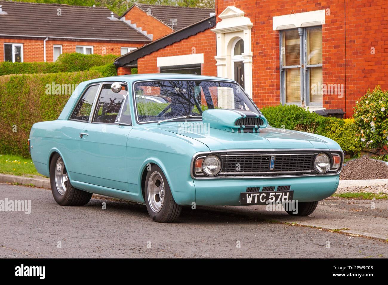 1970 70s maßgeschneiderte zweitürige Ford Cortina Blue 3500 cc V8 Turbo, Ford Cortina Super Mark II, geparkt in Leyland, Großbritannien Stockfoto
