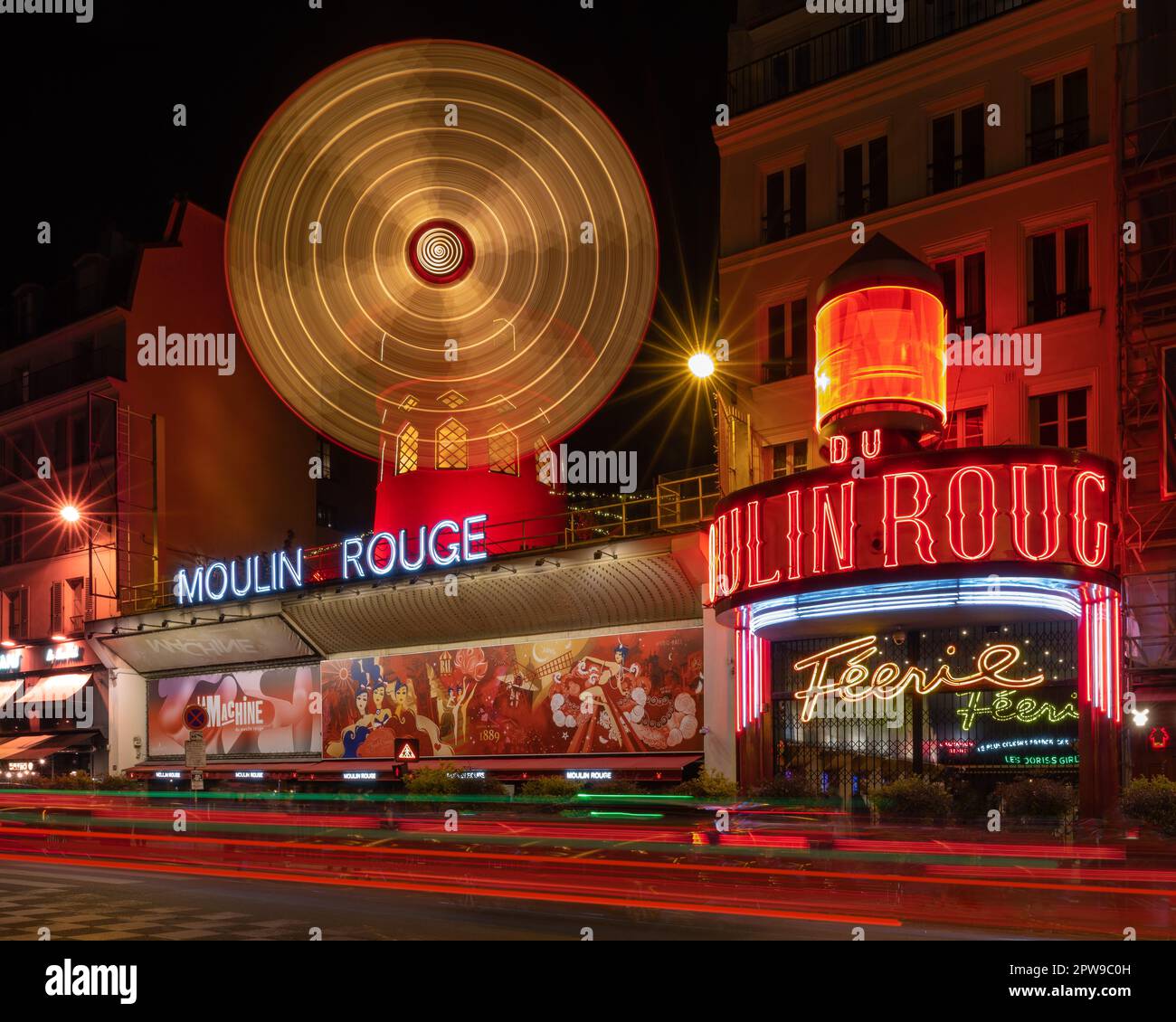 Moulin Rouge Paris Frankreich. Burlesque-Windmühle und Gebäude in Paris, Frankreich. Berühmte Windmühle und Bühnenshow Stockfoto