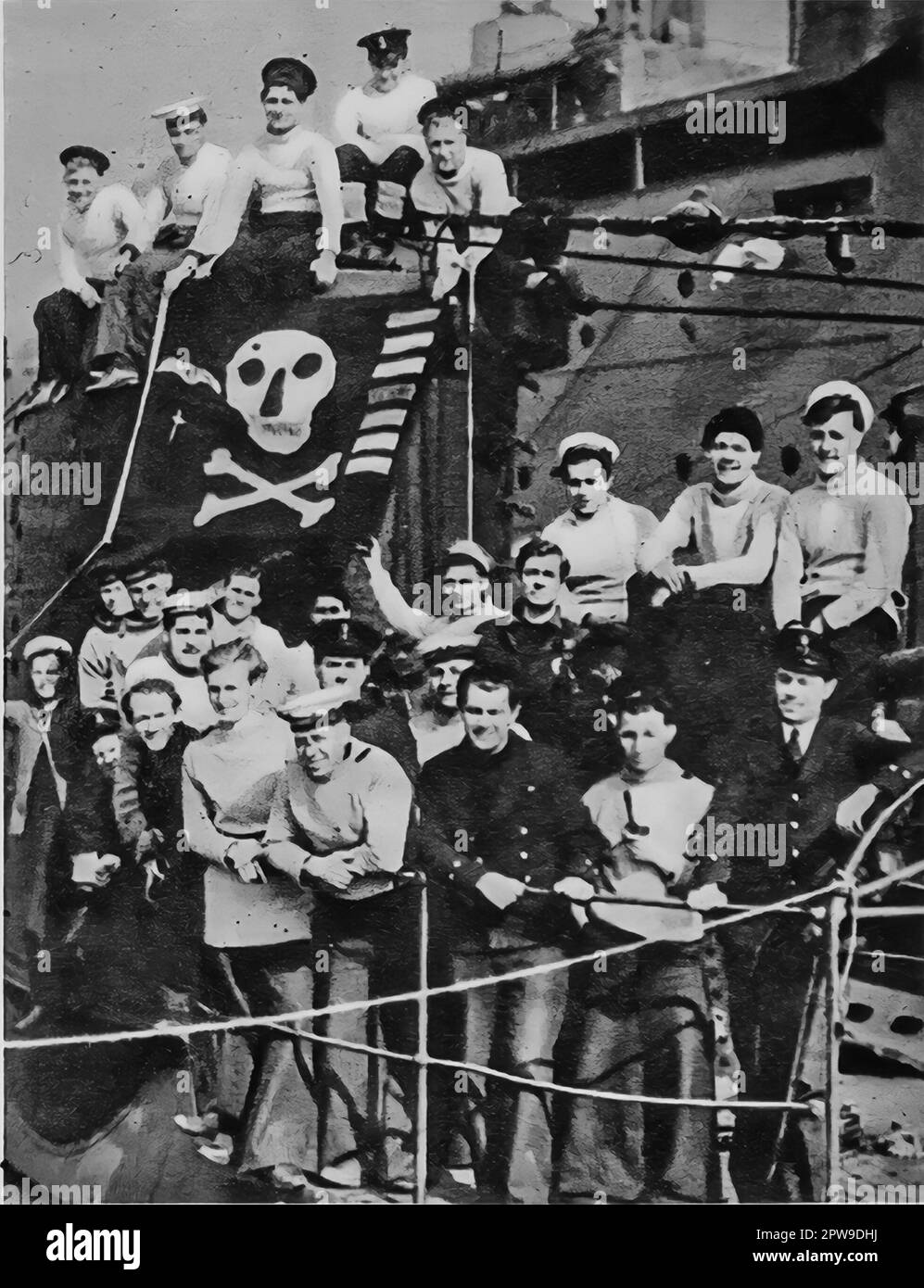 Die Crew von HMS Upright, einem britischen U-Boot, feiert ihre Rückkehr im Jahr 1942 von Patrouillen im Mittelmeer während des 11. Weltkriegs. Zu ihren Errungenschaften gehörte der erste bekannte Untergang eines schwimmenden Docks. Stockfoto