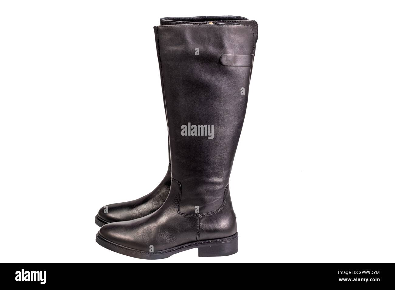 Nahaufnahme der kniehohen schwarzen Lederstiefel auf weißem Hintergrund. Schweden. Stockfoto