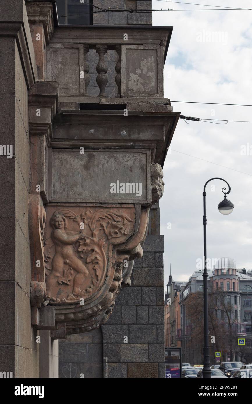 Dekorative Stuckverzierungen auf der Balkonhalterung des alten Gebäudes, Kamennoostrovsky Prospekt, Sankt Petersburg, Russland Stockfoto