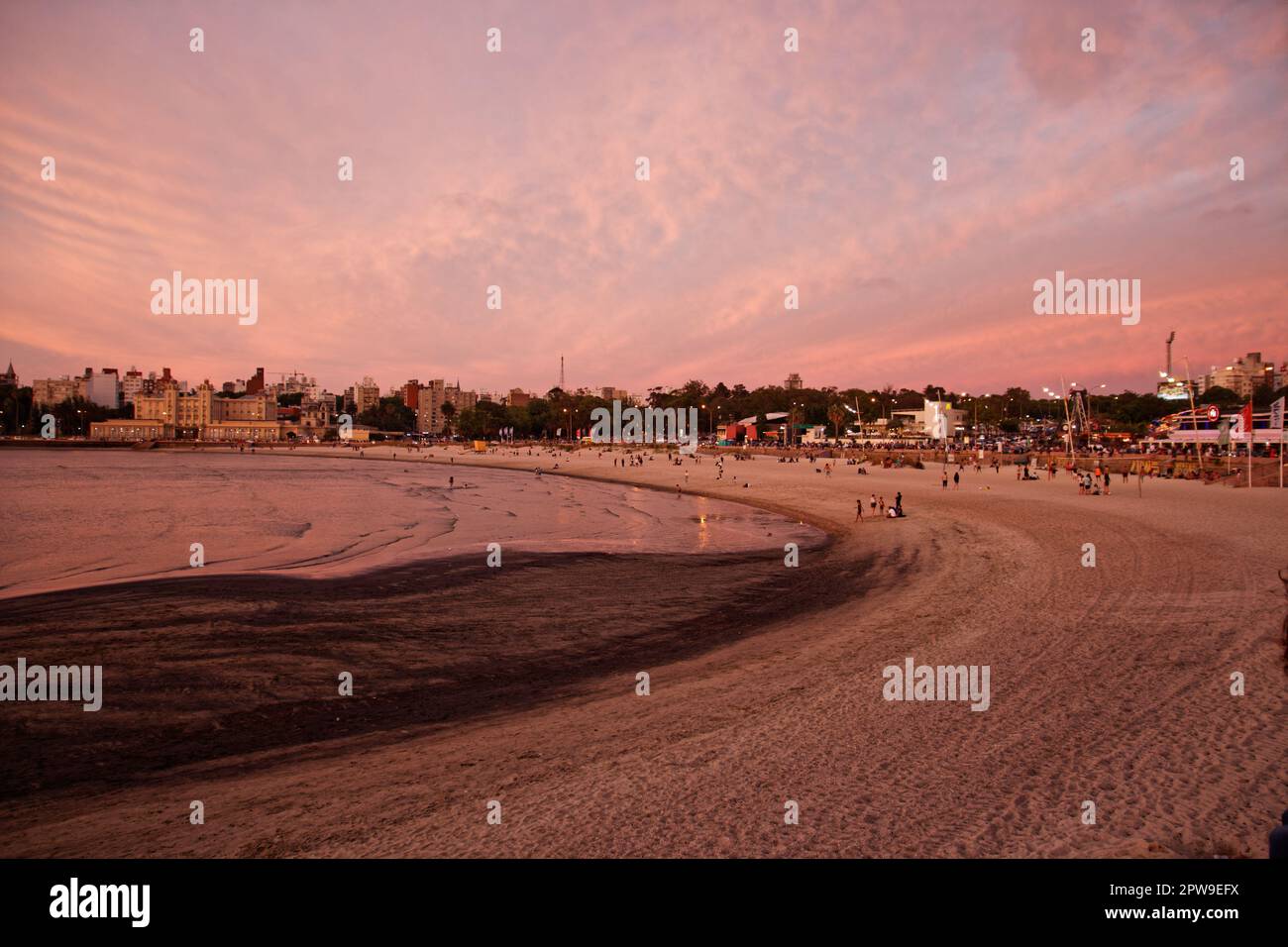 Wunderschöne Sonnenuntergänge in Playa Ramirez, Montevideo, Uruguay Stockfoto