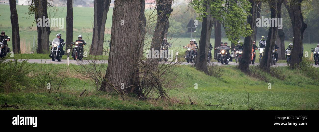 Malchin, Deutschland. 29. April 2023. Zweiradfahrer fahren auf einer Landstraße in der Kleinstadt Malchin zu einem Motorradtreffen. Die Motorradfahrer nehmen am 30. Mecklenburger Motorradtreffen in Malchin Teil. Das Treffen in Mecklenburg Schweiz gilt seit Jahren als das größte Motorradtreffen im Nordosten. Kredit: Frank Hormann/dpa/Alamy Live News Stockfoto