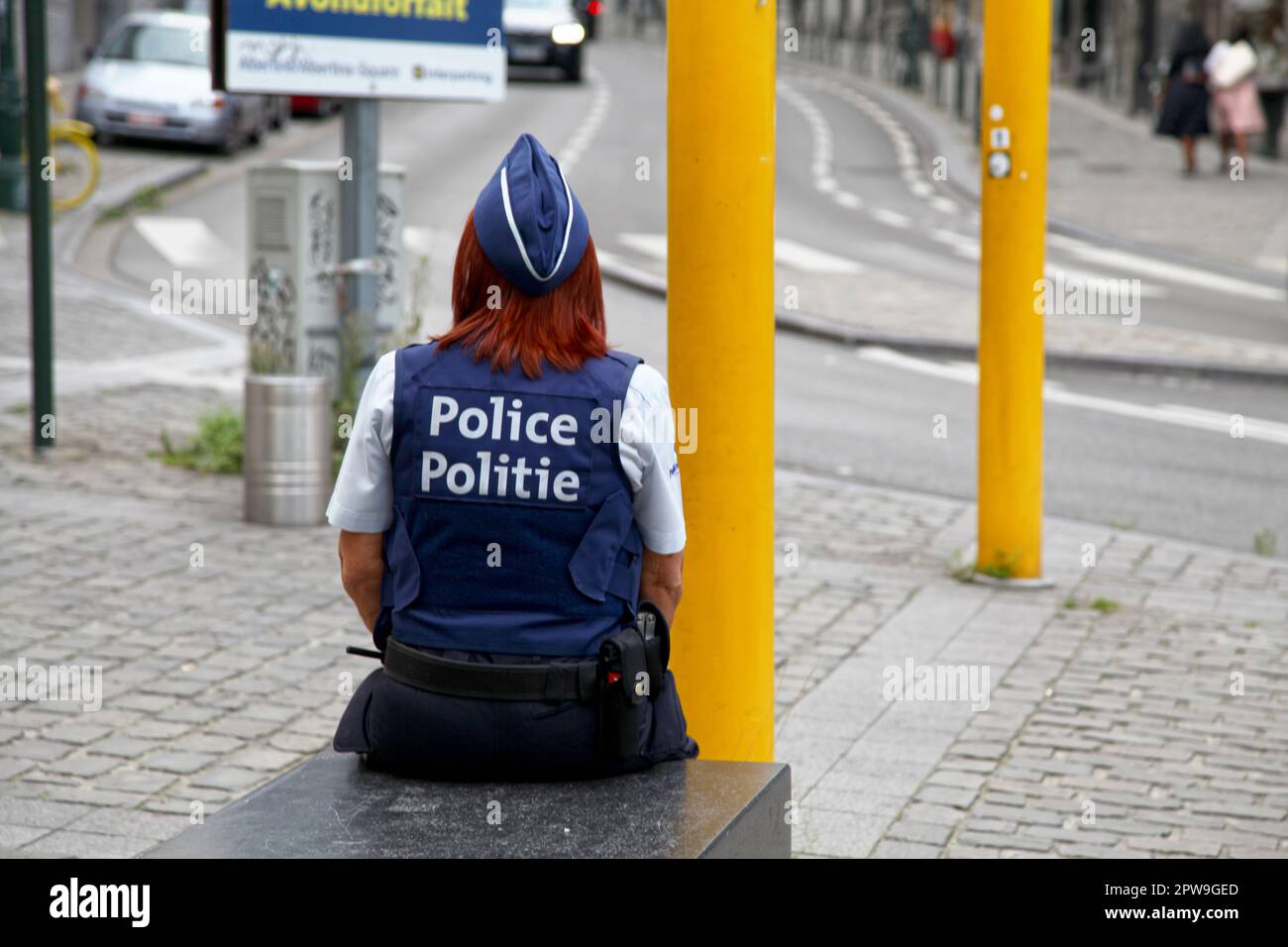Brüssel, Belgien - August 26 2017: Polizistin sitzt auf einer Bank in der Nähe des Monts des Arts und wartet auf das Comeback eines Colleges. Stockfoto