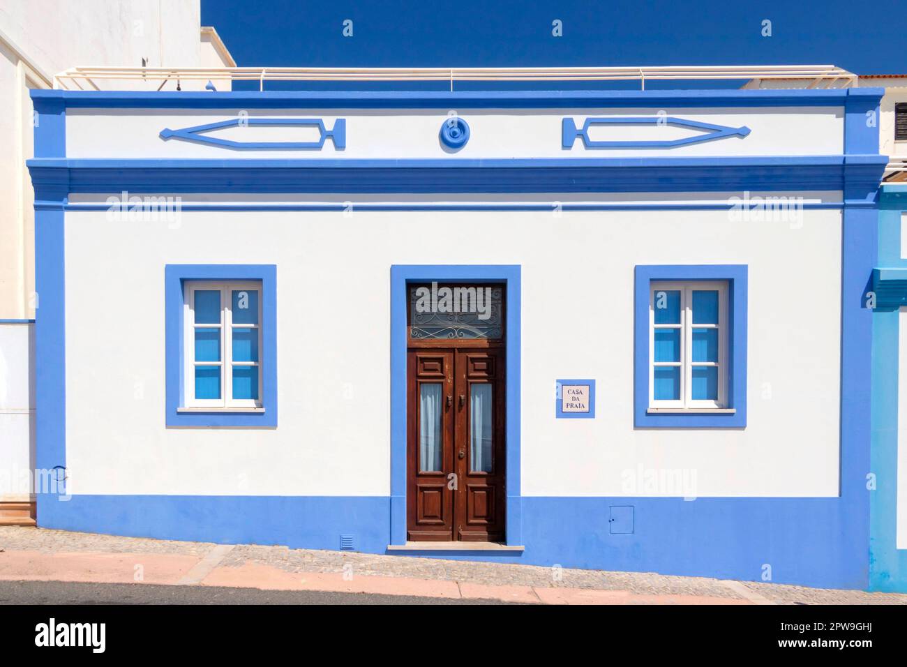 Vor dem traditionellen blau-weißen Haus am Meer in albufeira algarve portugal Stockfoto
