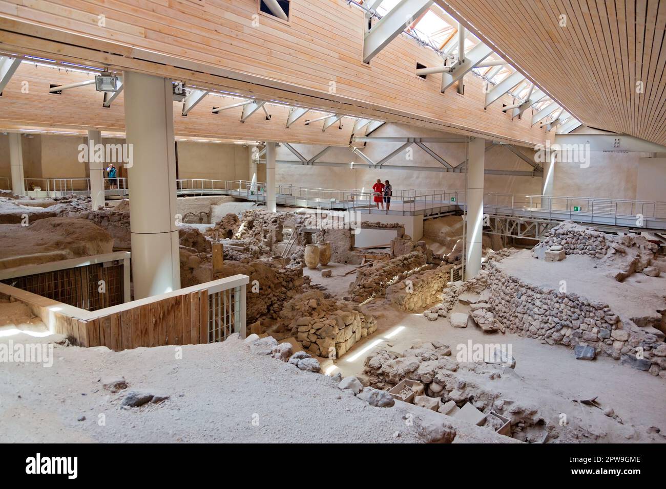 Archäologische Stätte Аkrotiri aus der minoischen Bronzezeit auf der griechischen Insel Santorin, Griechenland Stockfoto