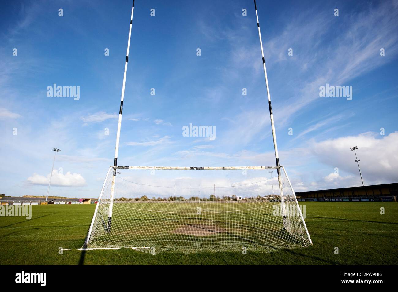 Hinter gaa Net und postet Pfosten auf einem lokalen Spielfeld in der irischen grafschaft Mayo Stockfoto
