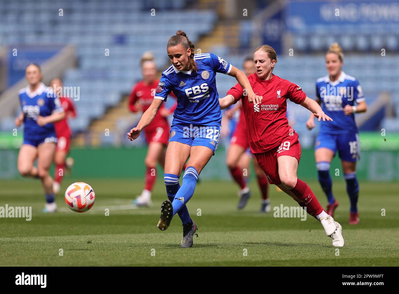 Ashleigh Plumptre aus Leicester City unter dem Druck von Natasha Dowie aus Liverpool während des Superliga-Spiels der Barclays FA Womens zwischen Leicester City Women und Liverpool Women im King Power Stadium in Leicester am Samstag, den 29. April 2023. (Kredit: James Holyoak / Alamy Live News) Stockfoto