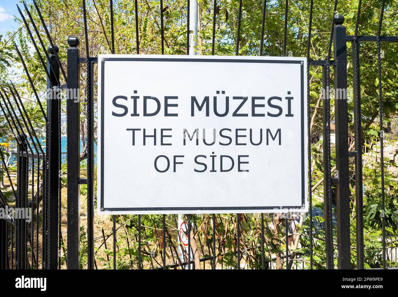 Ein Schild, das den Standort des Museum of Side in der alten römischen Stadt mit demselben Namen am Ufer des Mittelmeers in Side, Antalya PR, kennzeichnet Stockfoto