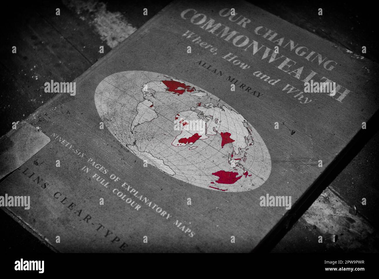 Ein weggeworfenes Lehrbuch "Unser wechselndes Commonwealth" in der verfallenen Easington Colliery Schule, jetzt abgerissen Stockfoto