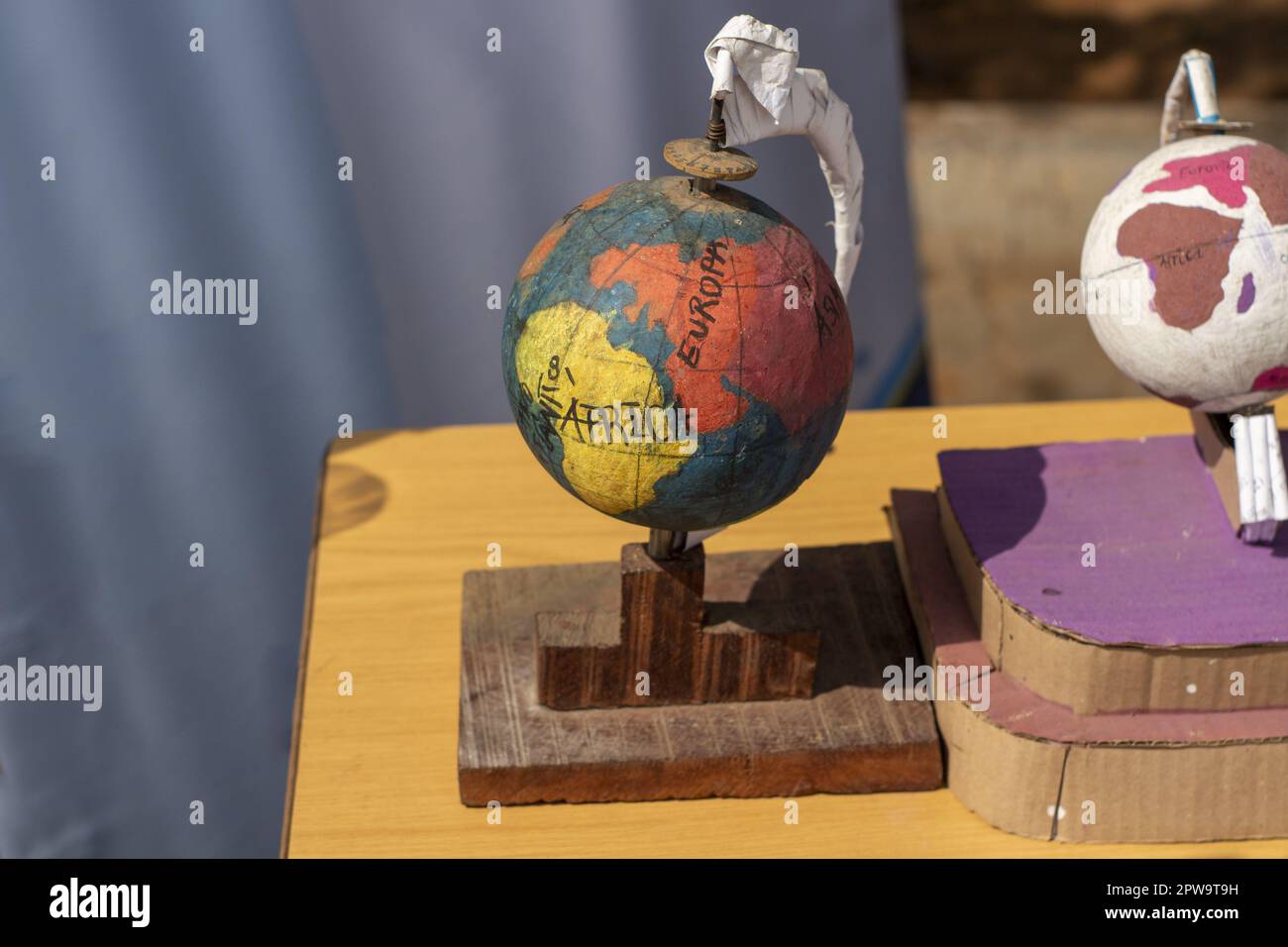 Umweltfreundliche „DIY World Globes“ aus recycelten Materialien Stockfoto