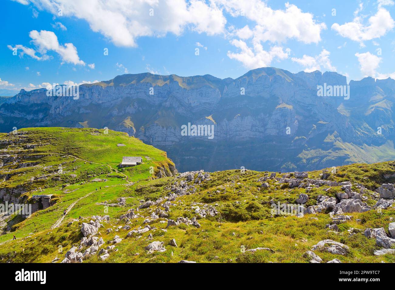 Wunderschöne Aussicht in Alpstein, Kanton Appenzell Innerrhoden, Blick auf die Alpenchlus, im Hintergrund hoher Kasten, schweizer Alpen, Schweiz Stockfoto