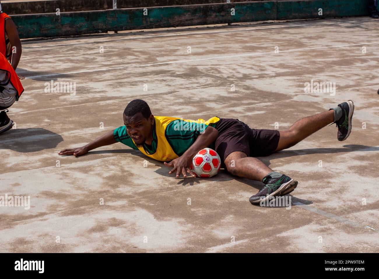 Amateur-torball-Athleten beim Training. Goalball ist ein Mannschaftssport, der speziell für Athleten mit einer Vision i entwickelt wurde Stockfoto