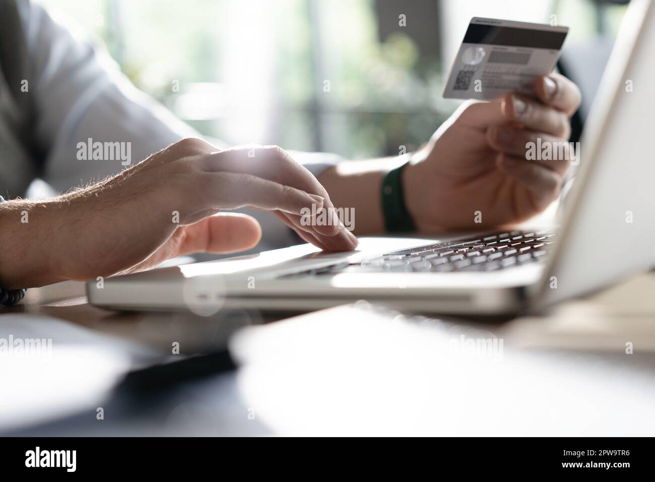 Online Zahlung. Des Menschen Hände halten eine Kreditkarte und mit smart phone für Online shopping Stockfoto
