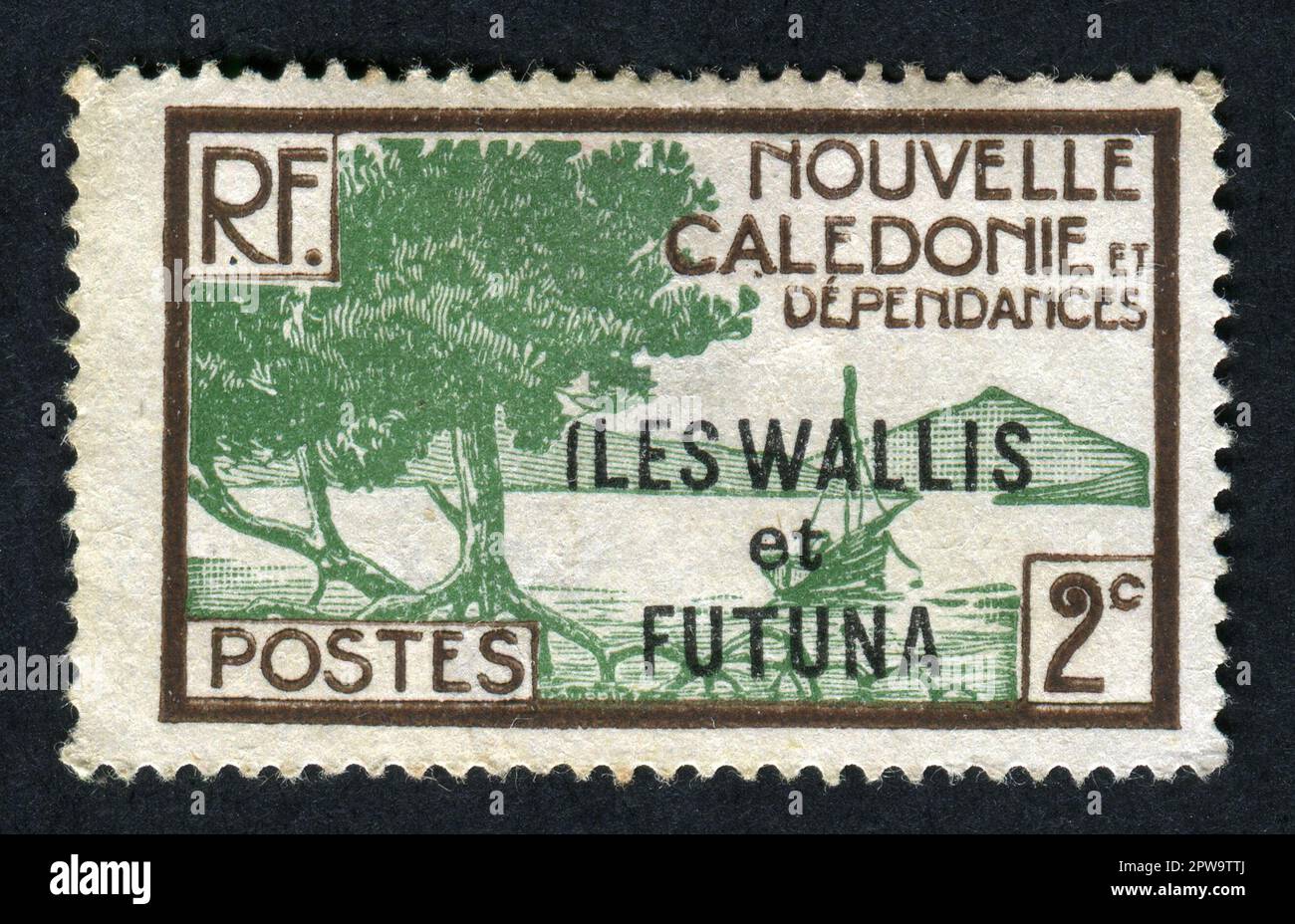 Ca. 1935. Eine Briefmarke von 2 Centimes Wallis und Futuna Islands, ausgestellt zwischen 1930 und 1938. Unter Verwendung eines Stempels von Neukaledonien aus dem Jahr 1928 ist „Iles Wallis et Futuna“ überdruckt. Stockfoto