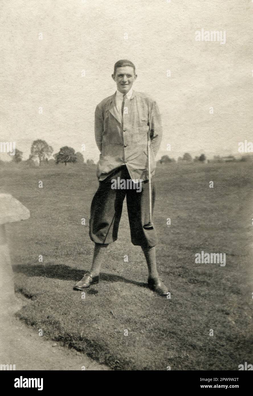 England. 1930er. Ein Gentleman-Golfer, der für ein Foto posiert, einen Vierer trägt und einen Golfschläger vom Typ „brassie“ trägt. Stockfoto