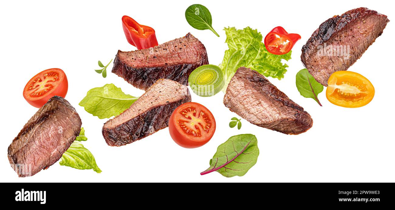 Fliegender Steak-Salat isoliert auf weißem Hintergrund Stockfoto