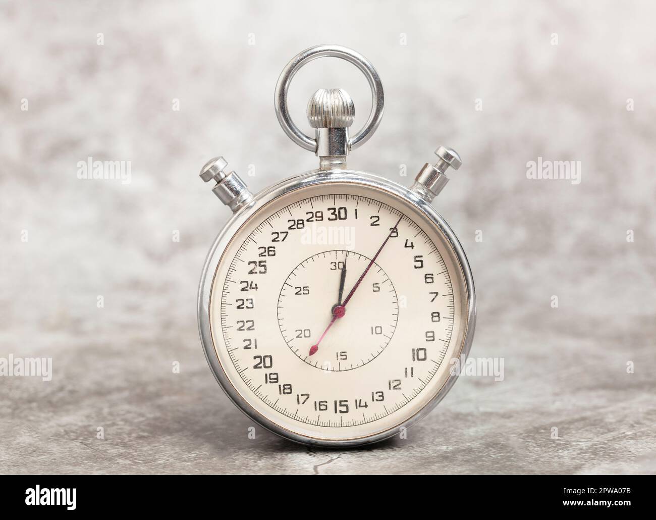 Alte Stoppuhr auf grauem Hintergrund Stockfotografie - Alamy