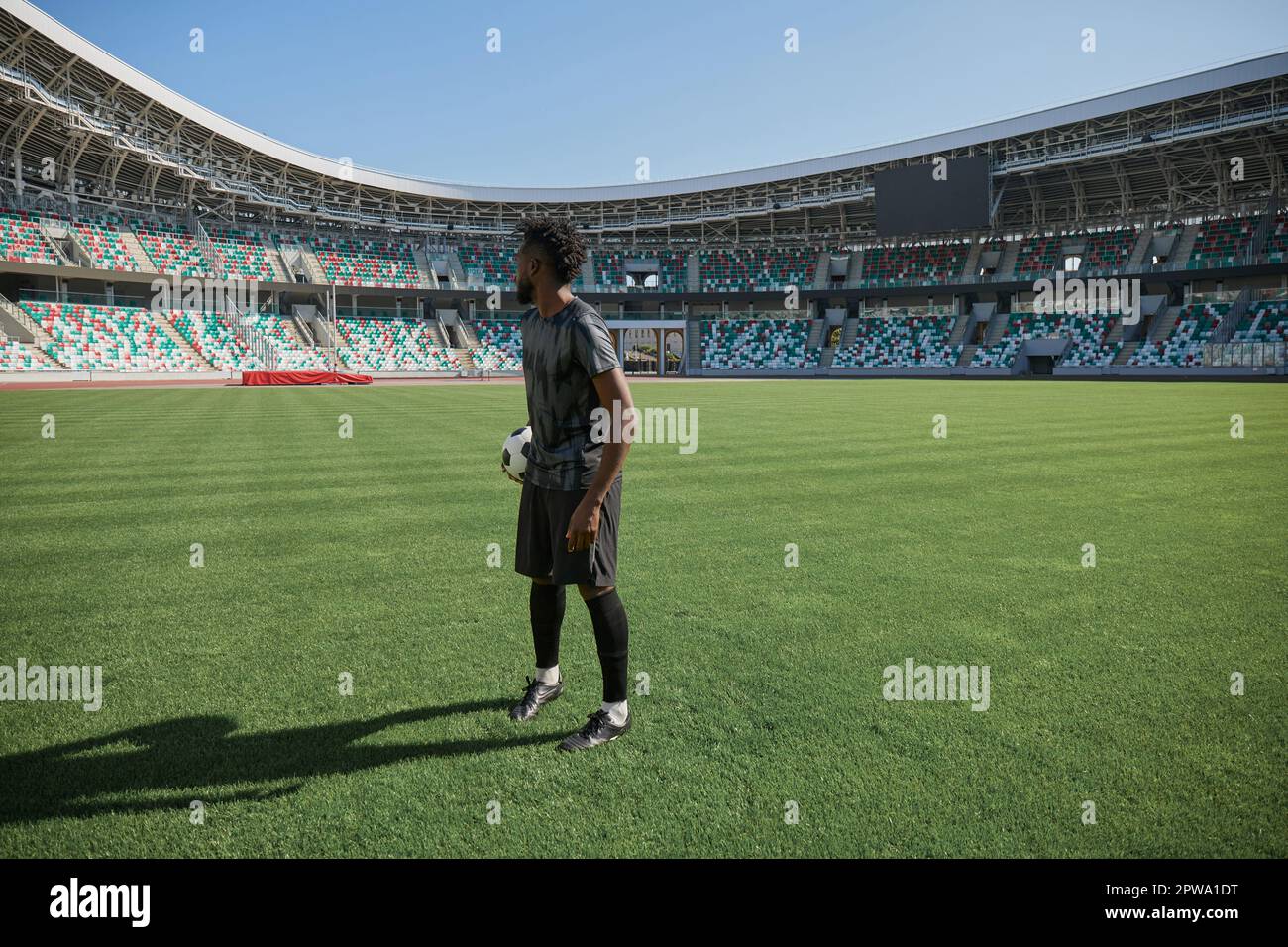 Afroamerikanischer Fußballspieler während des Spiels im großen Stadion Stockfoto