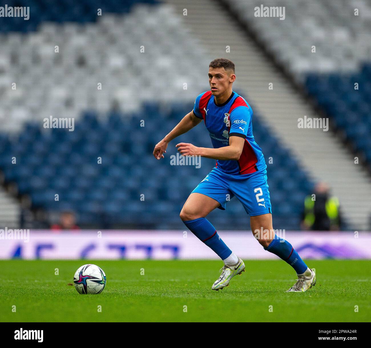 29. April 2023; Hampden Park, Glasgow, Schottland: Scottish Cup Football Semi Final, Falkirk gegen Inverness Caledonian Thistle; Wallace Duffy von Inverness Caledonian Thistle auf dem Ball Credit: Action Plus Sports Images/Alamy Live News Stockfoto