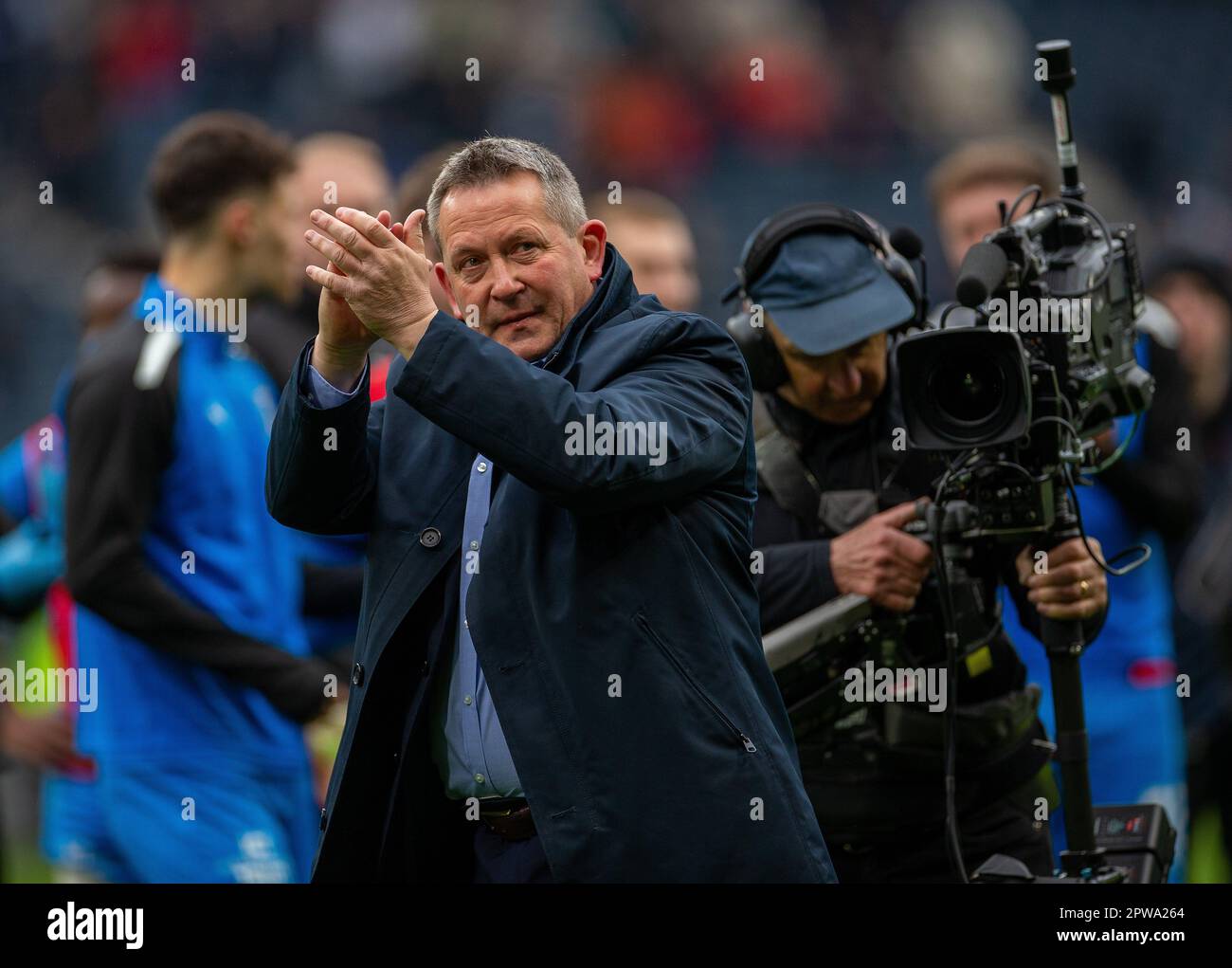 29. April 2023; Hampden Park, Glasgow, Schottland: Scottish Cup Football Semi Final, Falkirk gegen Inverness Caledonian Thistle; Inverness Caledonian Thistle Manager Billy Dodds applaudiert den Fans Kredit: Action Plus Sports Images/Alamy Live News Stockfoto