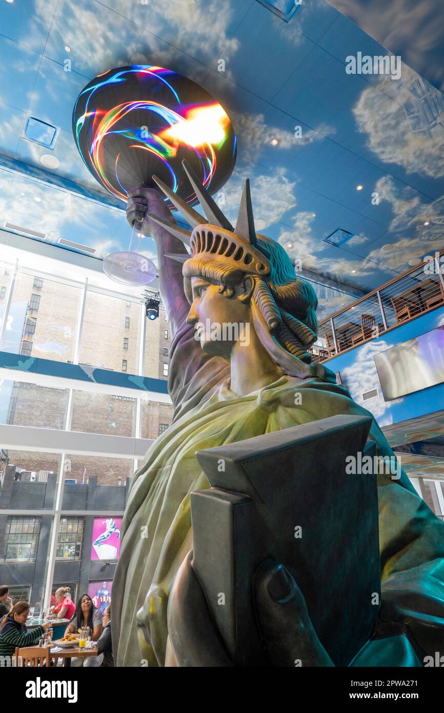 Margaritaville Resort Times Square ist ein Jimmy Buffett Hotel in New York City, USA 2023 Stockfoto